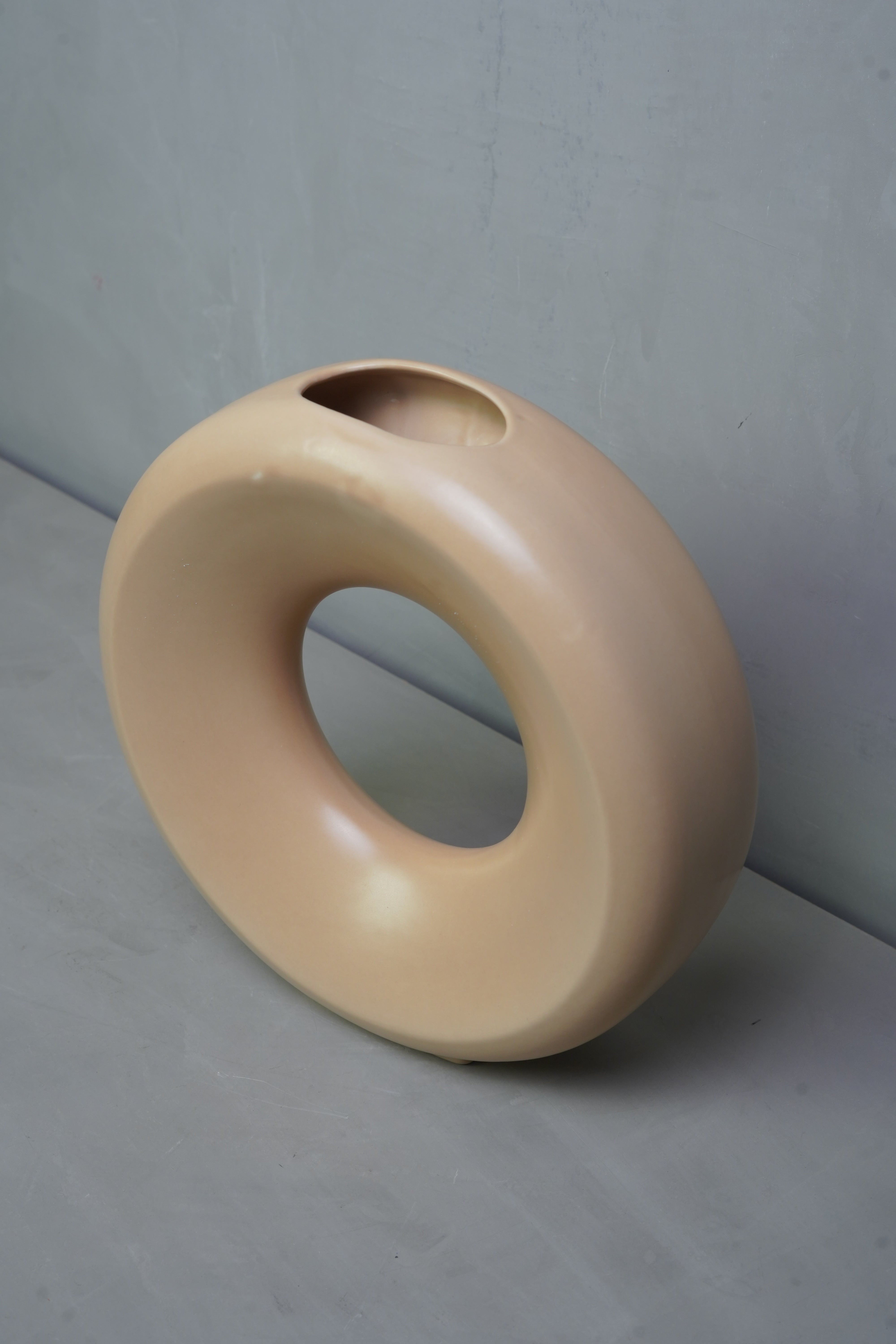 Ceramic circle vase L - Sand