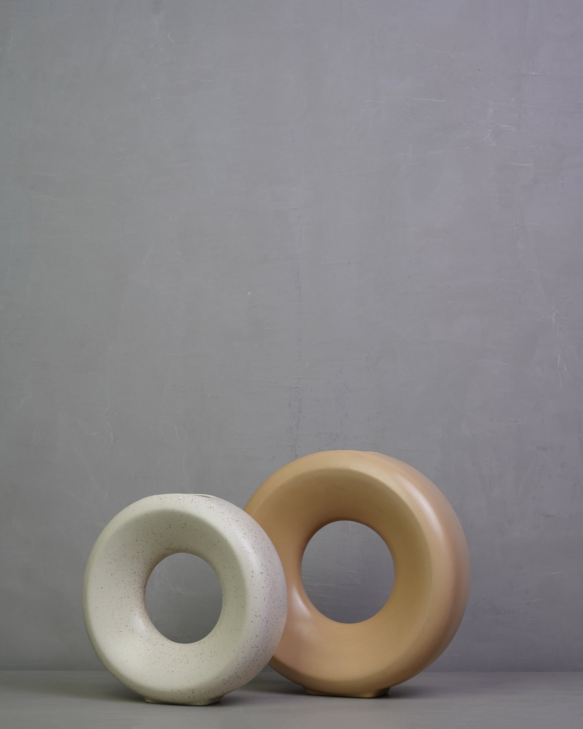 Ceramic circle vase L - Sand