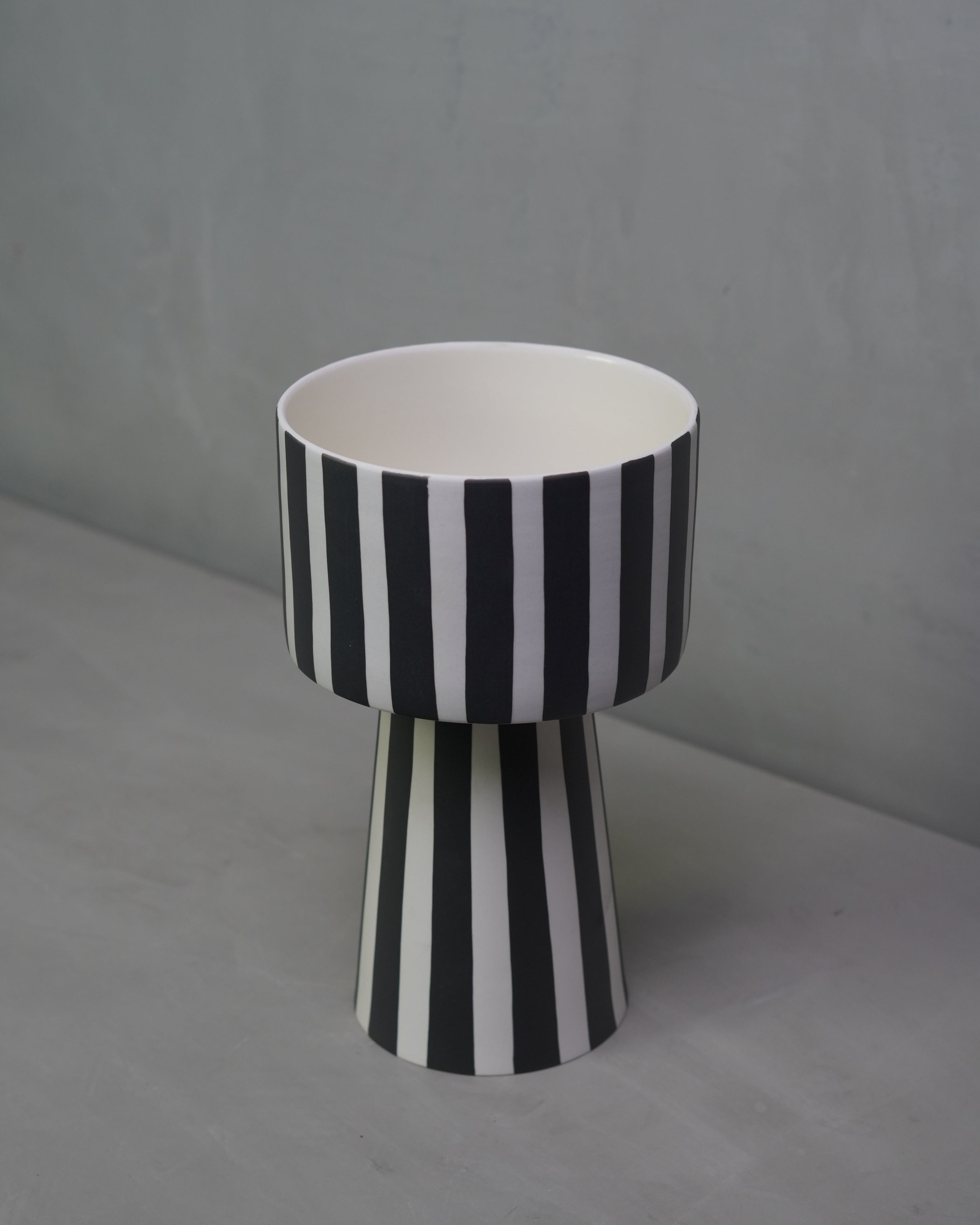 Pila Pedestal – Mono Stripe