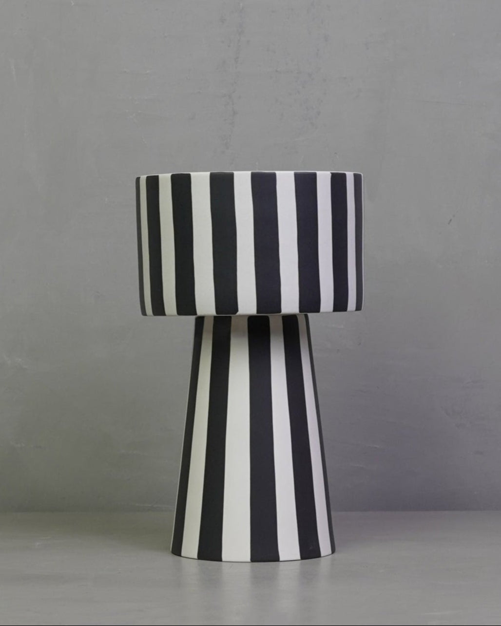 Pila Pedestal – Mono Stripe