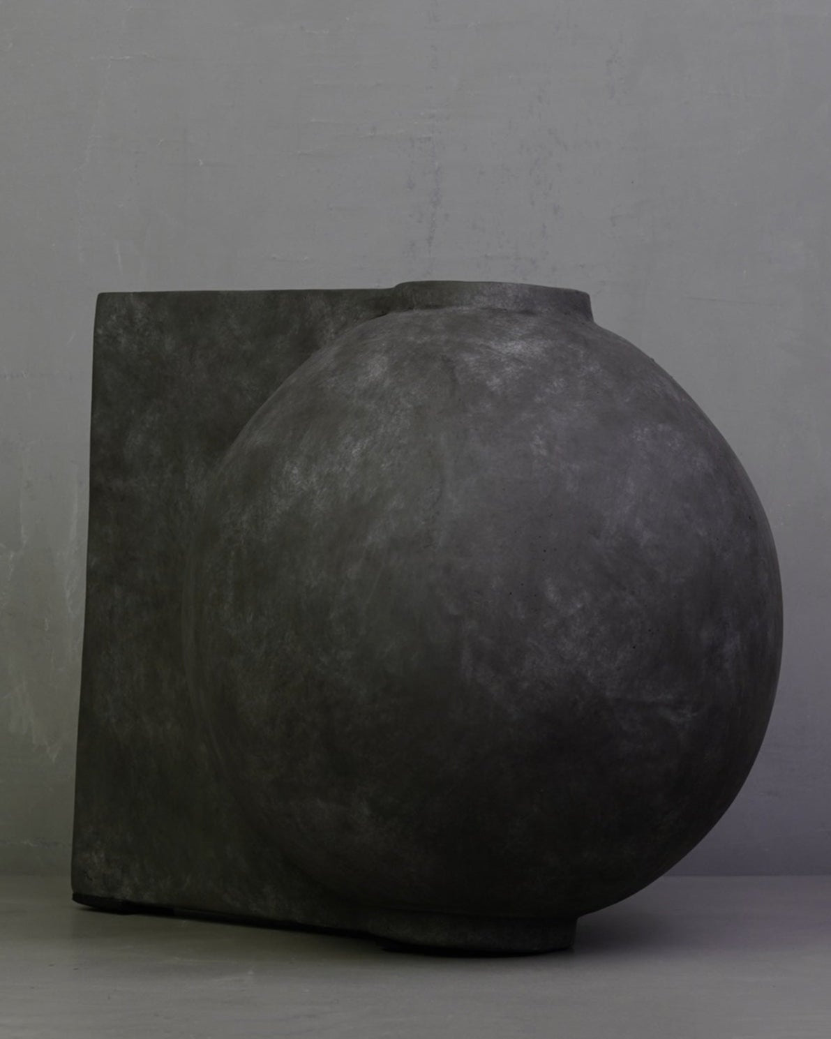 Offset Vase, Big - Dark Grey
